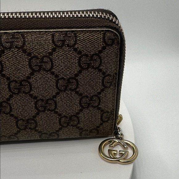Authentic Gucci GG supreme zip around wallet - Picture 2 of 9